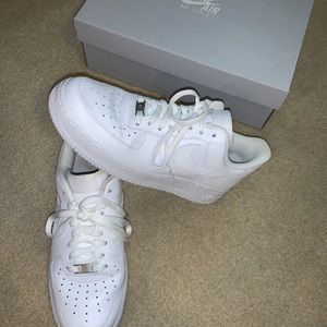 Women’s Nike air force 1 ‘07 (size 11)